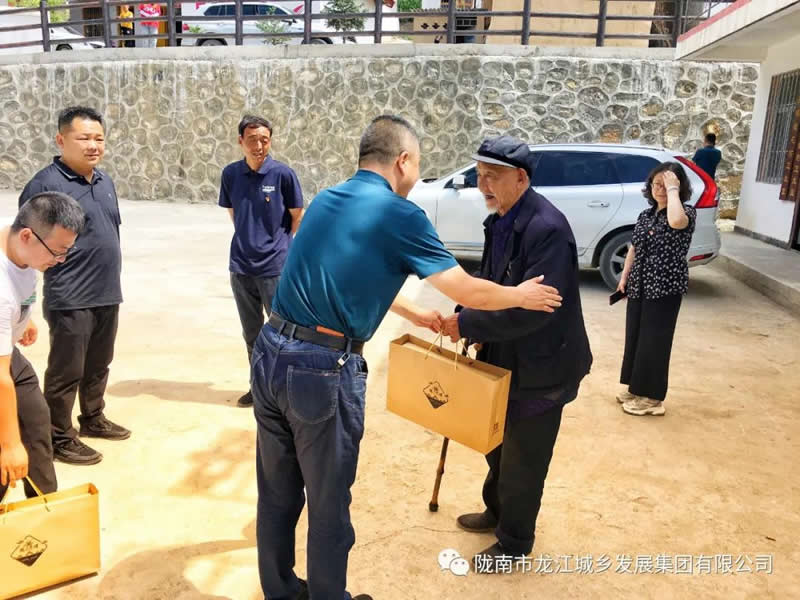 “感黨恩、憶黨史”，--市龍江城鄉(xiāng)發(fā)展集團公司開展慶祝建黨99周年主題黨日活動
